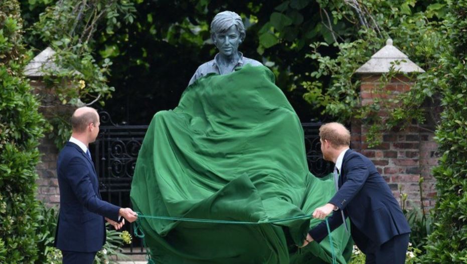 Harry and his brother, William unite to unveil Princess Diana’s statue at Kensington Palace (photos) 1 1.1