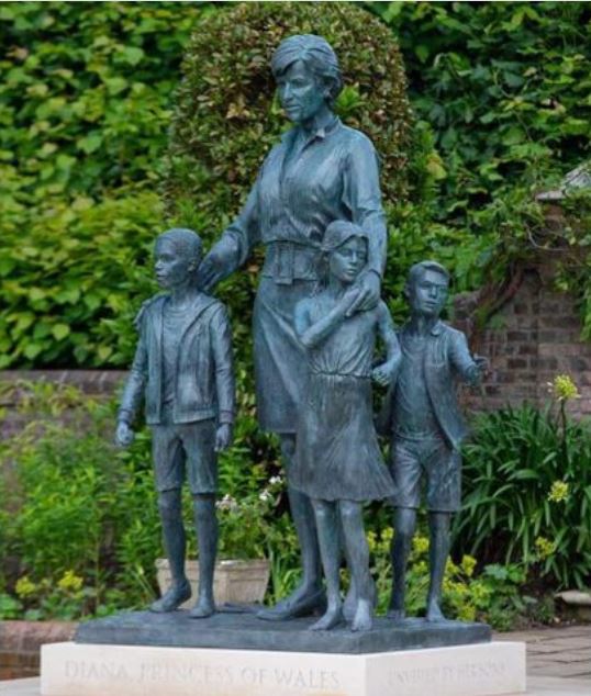 Harry and his brother, William unite to unveil Princess Diana’s statue at Kensington Palace (photos) 3 3 1