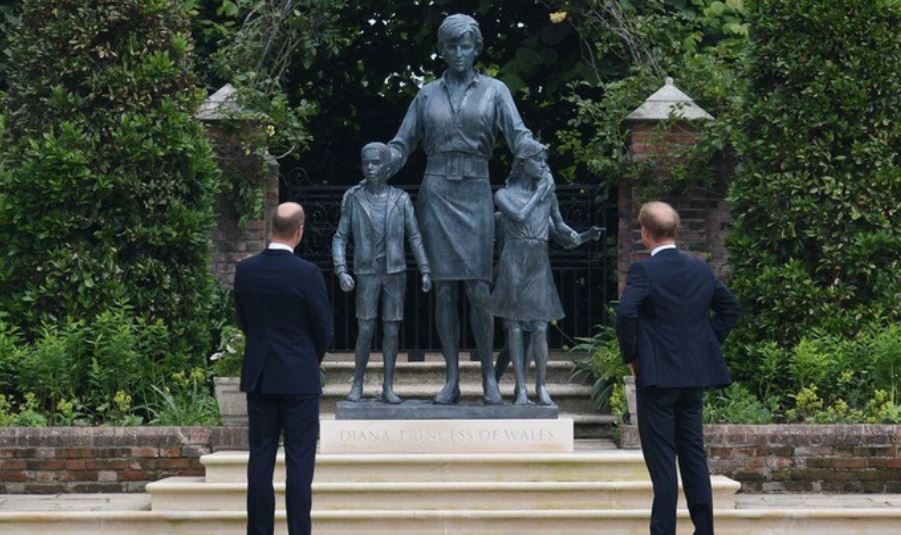 Harry and his brother, William unite to unveil Princess Diana’s statue at Kensington Palace (photos) 4 4 1