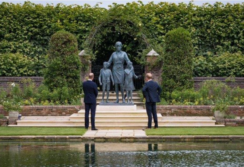 Harry and his brother, William unite to unveil Princess Diana’s statue at Kensington Palace (photos) 5 5 1
