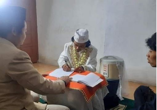 Indonesian man "marries" his rice cooker and signed a marriage certificate 1 1